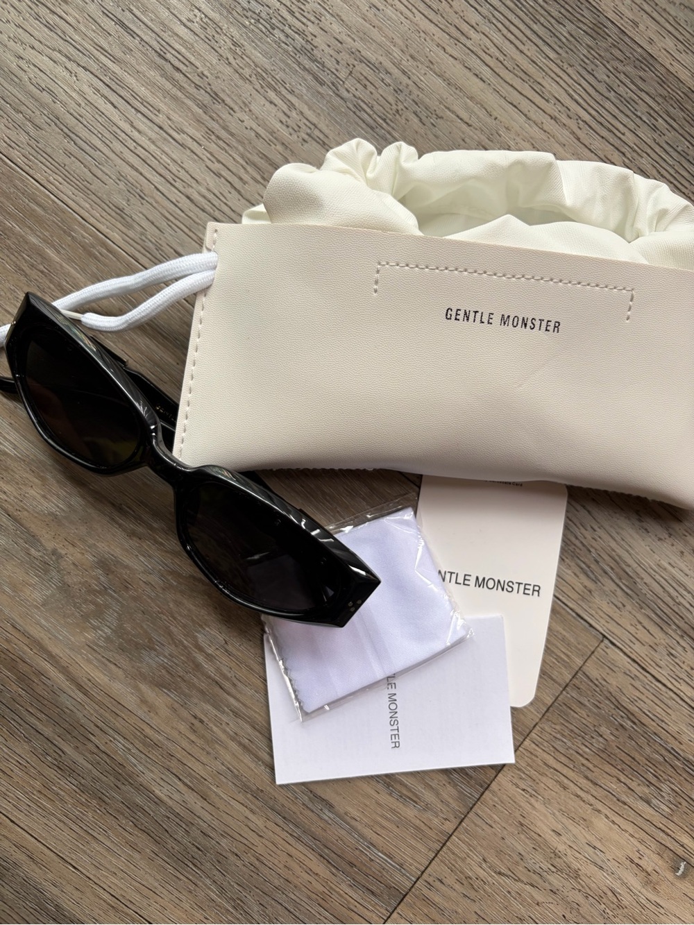 Fashion Stylish RUVY VAN Like Black Cat-Eye Sunglasses with Embellished Accents